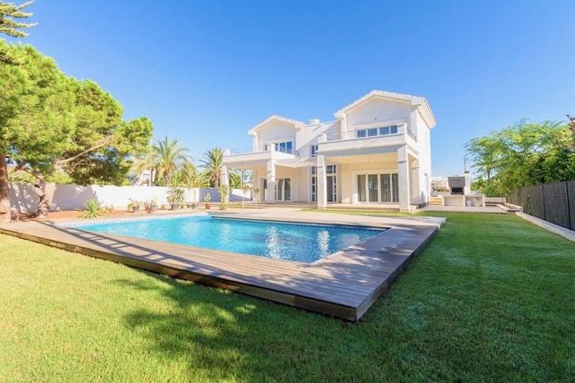 Foto 1 de Venta de casa en Cabo Roig - La Zenia de 4 habitaciones con terraza y piscina