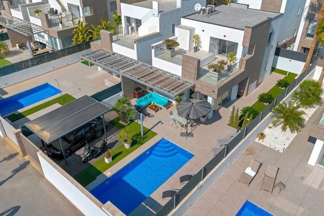 Foto 1 de Venta de casa en Urbanizaciones de 3 habitaciones con terraza y piscina