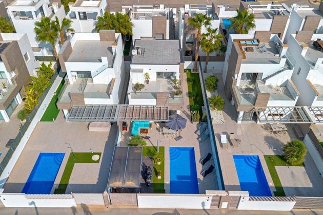 Foto 2 de Venta de casa en Urbanizaciones de 3 habitaciones con terraza y piscina