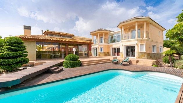 Foto 1 de Casa en venta en Nueva Torrevieja - Aguas Nuevas de 4 habitaciones con terraza y piscina