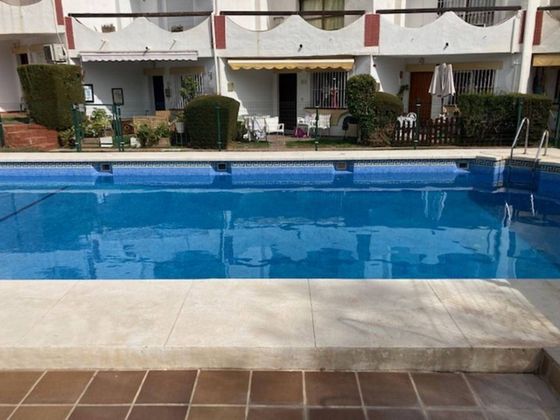 Foto 2 de Casa adossada en venda a El Pinillo de 2 habitacions amb terrassa i piscina