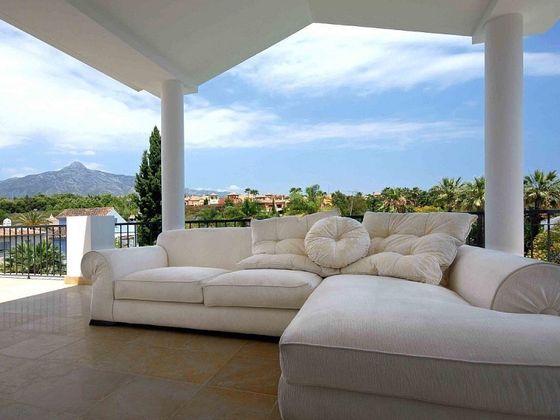 Foto 2 de Chalet en alquiler en Nueva Andalucía centro de 6 habitaciones con terraza y piscina