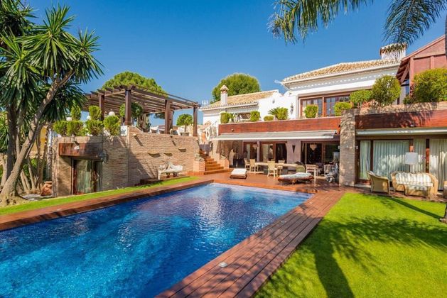 Foto 2 de Alquiler de chalet en Cabo Pino - Reserva de Marbella de 6 habitaciones con terraza y piscina