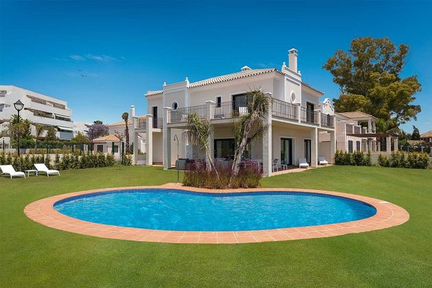 Foto 1 de Casa adossada en venda a Guadalmina de 5 habitacions amb terrassa i piscina