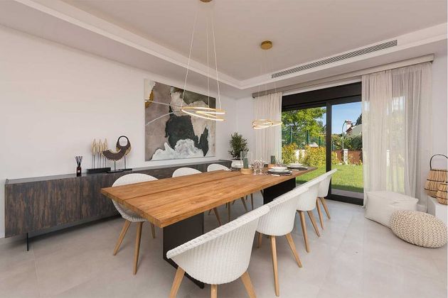 Foto 2 de Casa adossada en venda a Guadalmina de 5 habitacions amb terrassa i piscina