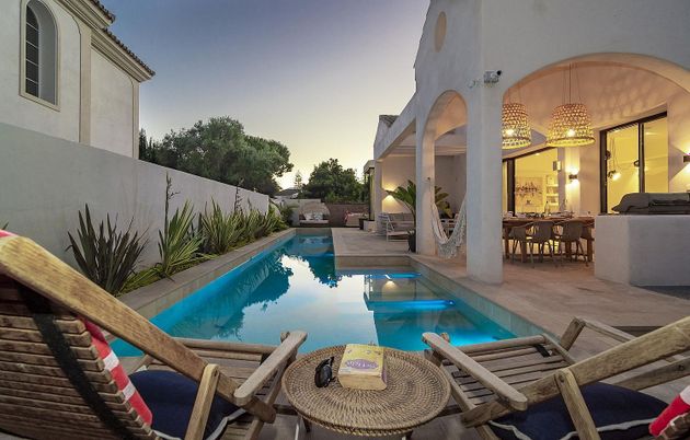 Foto 2 de Chalet en alquiler en Playa Bajadilla - Puertos de 4 habitaciones con terraza y piscina