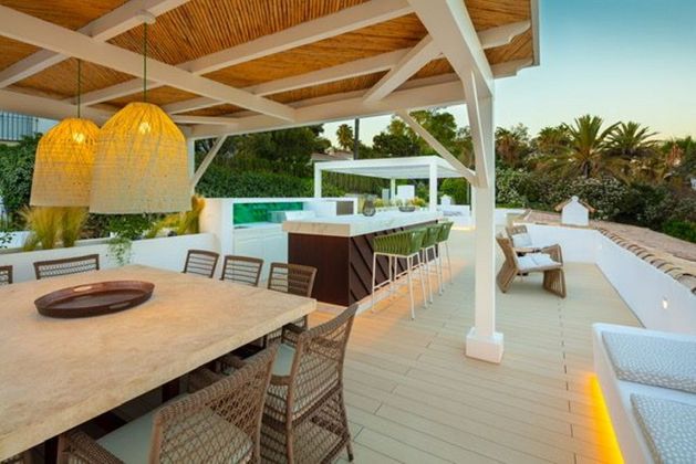 Foto 2 de Alquiler de chalet en Lomas de Marbella Club - Puente Romano de 5 habitaciones con terraza y piscina