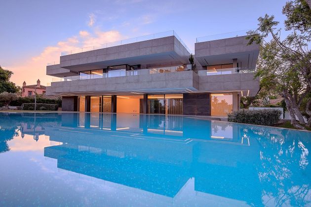 Foto 1 de Venta de chalet en Guadalmina de 6 habitaciones con terraza y piscina