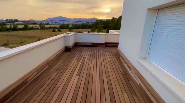 Foto 2 de Àtic en venda a Nueva Andalucía centro de 4 habitacions amb terrassa i piscina