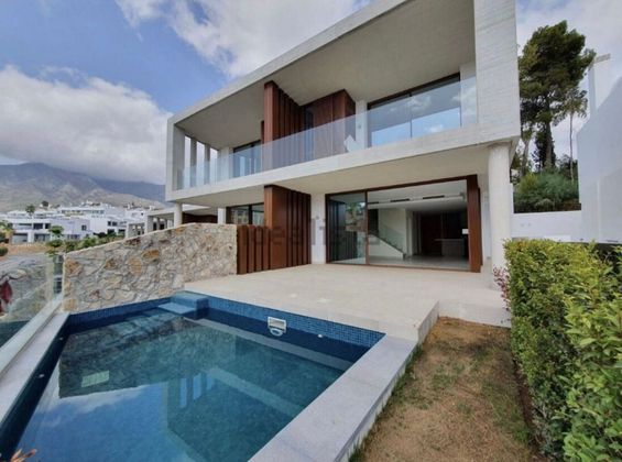 Foto 1 de Casa en venda a Lomas de Marbella Club - Puente Romano de 3 habitacions amb terrassa i piscina