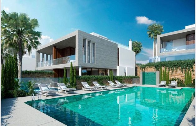 Foto 2 de Venta de casa en Lomas de Marbella Club - Puente Romano de 3 habitaciones con terraza y piscina