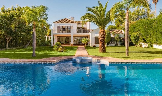 Foto 1 de Alquiler de chalet en Guadalmina de 6 habitaciones con terraza y piscina