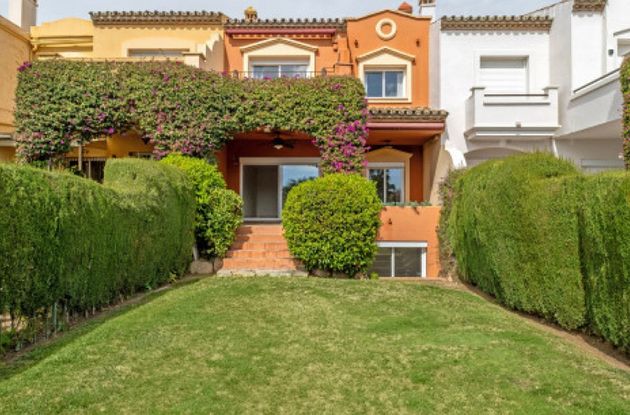 Foto 1 de Casa en venda a Nueva Andalucía centro de 4 habitacions amb terrassa i piscina