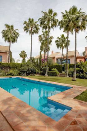Foto 1 de Casa en venda a calle Cefeo de 5 habitacions amb terrassa i piscina