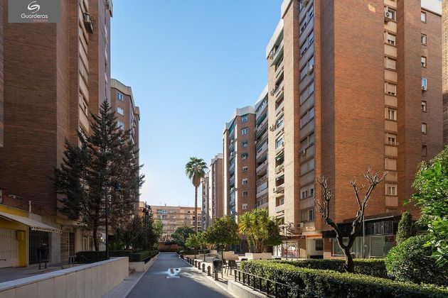 Foto 1 de Venta de piso en Cervantes de 4 habitaciones con terraza y piscina