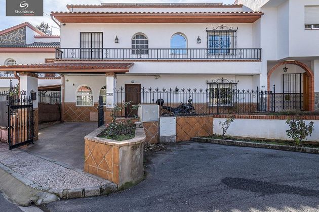 Foto 1 de Venta de chalet en calle Mirador de la Sierra de 4 habitaciones con terraza y piscina