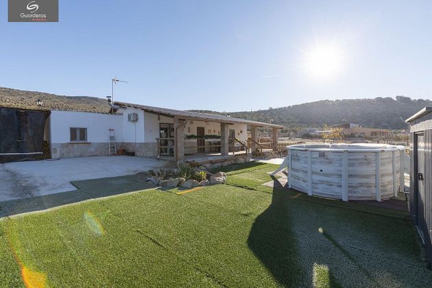 Foto 2 de Venta de casa rural en Iznalloz de 2 habitaciones con piscina y jardín