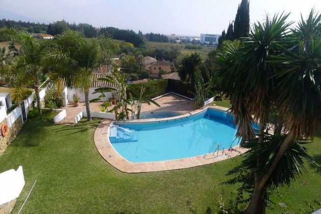 Foto 1 de Chalet en alquiler en Nueva Andalucía centro de 4 habitaciones con terraza y piscina