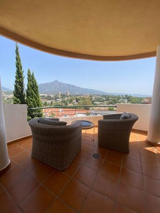 Foto 1 de Piso en alquiler en Nueva Andalucía centro de 2 habitaciones con terraza y piscina