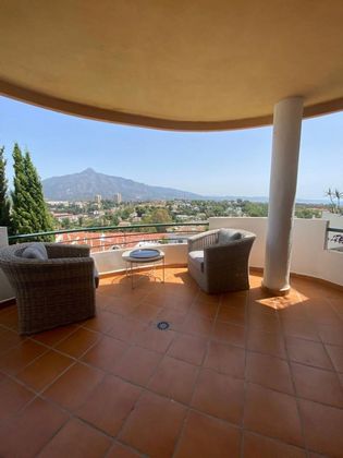 Foto 2 de Piso en alquiler en Nueva Andalucía centro de 2 habitaciones con terraza y piscina