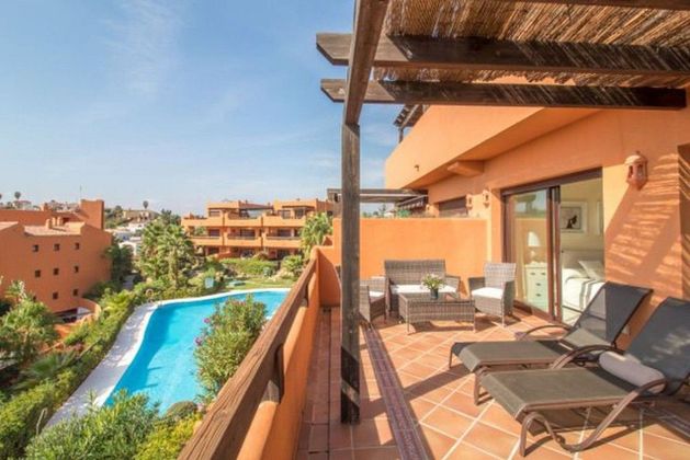 Foto 1 de Àtic en lloguer a Estepona Oeste - Valle Romano - Bahía Dorada de 2 habitacions amb terrassa i piscina