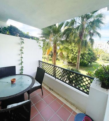 Foto 2 de Alquiler de piso en Puerto Banús de 2 habitaciones con terraza y piscina