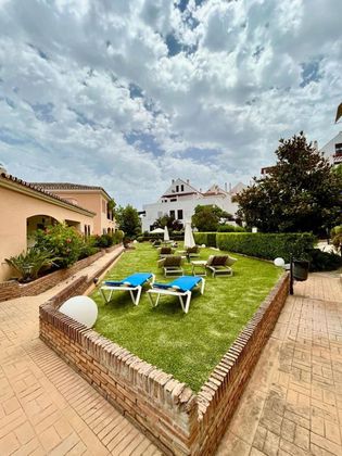 Foto 2 de Pis en lloguer a Los Naranjos - Las Brisas de 2 habitacions amb terrassa i piscina