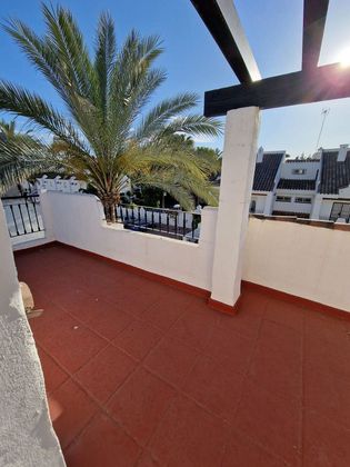 Foto 2 de Pis en lloguer a Los Naranjos - Las Brisas de 3 habitacions amb terrassa i piscina