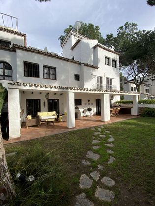 Foto 1 de Dúplex en lloguer a Los Naranjos - Las Brisas de 3 habitacions amb terrassa i piscina
