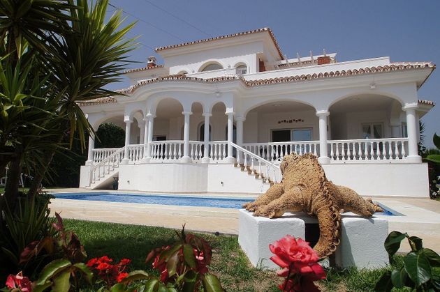 Foto 2 de Alquiler de chalet en Riviera del Sol de 4 habitaciones con terraza y piscina