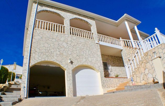 Foto 2 de Chalet en venta en Nucia (la) de 3 habitaciones con terraza y garaje
