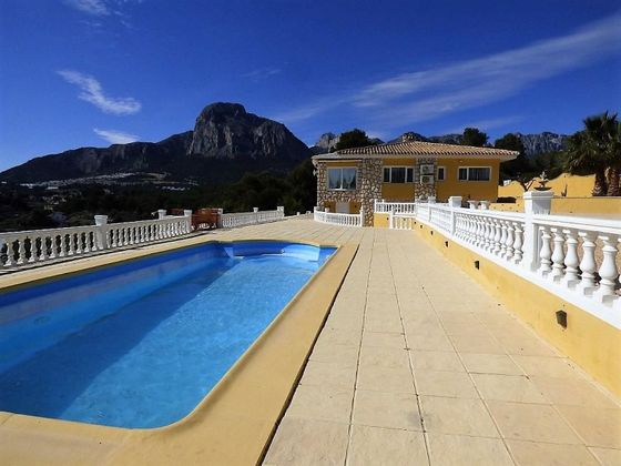 Foto 2 de Chalet en venta en Polop de 6 habitaciones con terraza y piscina