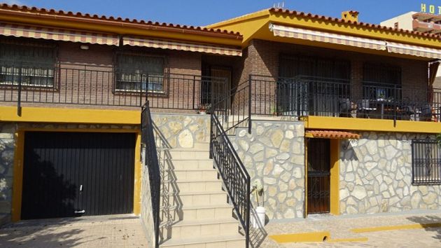Foto 2 de Venta de chalet en Pueblo Poniente de 5 habitaciones con terraza y piscina