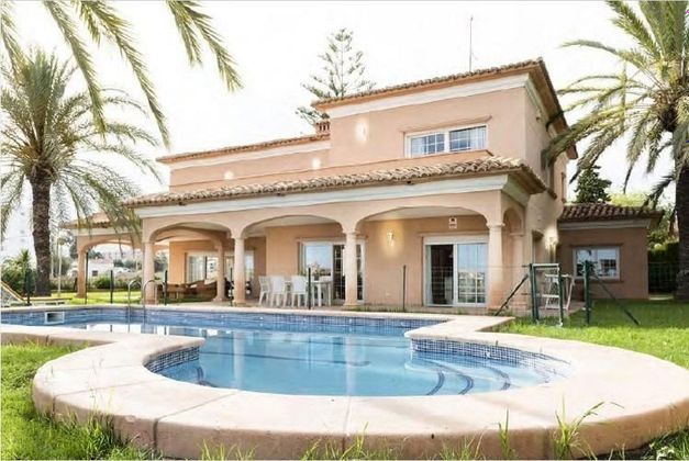 Foto 1 de Chalet en venta en Pueblo Español-Coveta Fumá de 5 habitaciones con terraza y piscina