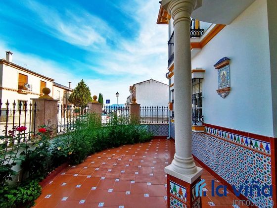 Foto 2 de Casa adossada en venda a Zona de la Vega de 3 habitacions amb terrassa i balcó