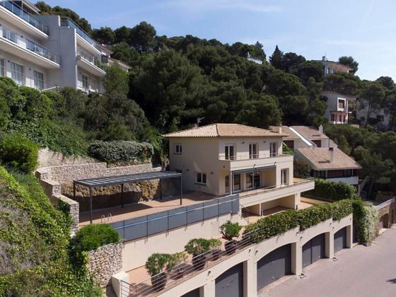 Foto 2 de Xalet en venda a avenida Garbí de 4 habitacions amb terrassa i piscina