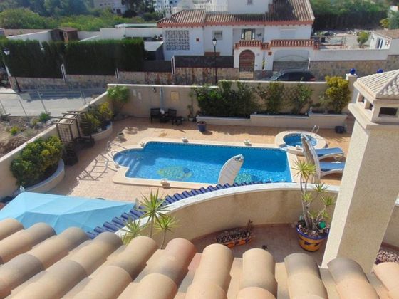 Foto 2 de Xalet en venda a calle Pirineus de 3 habitacions amb terrassa i piscina