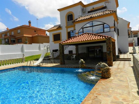 Foto 1 de Xalet en venda a calle Los Helechos de 4 habitacions amb terrassa i piscina