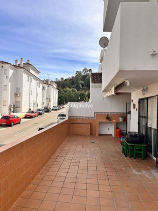 Foto 1 de Venta de piso en Benahavís de 3 habitaciones con terraza y piscina