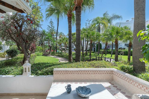 Foto 1 de Piso en venta en urbanización Alhambra del Mar de 2 habitaciones con terraza y piscina