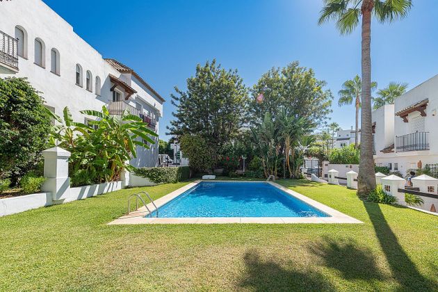 Foto 1 de Venta de casa en Lomas de Marbella Club - Puente Romano de 3 habitaciones con terraza y piscina