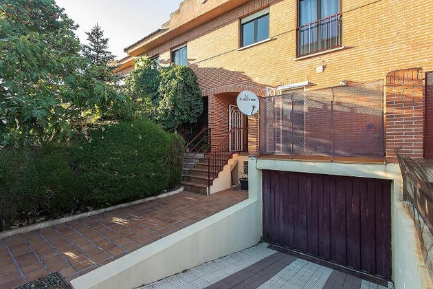 Foto 2 de Casa adossada en venda a calle Mayor de 4 habitacions amb terrassa i garatge