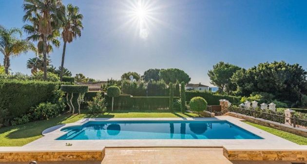 Foto 2 de Venta de chalet en Cabo Pino - Reserva de Marbella de 5 habitaciones con terraza y piscina