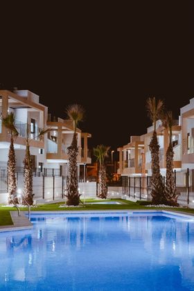 Foto 2 de Venta de casa en calle Ebro de 3 habitaciones con terraza y piscina