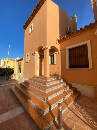 Foto 1 de Casa adossada en venda a calle Redován de 3 habitacions amb terrassa i piscina