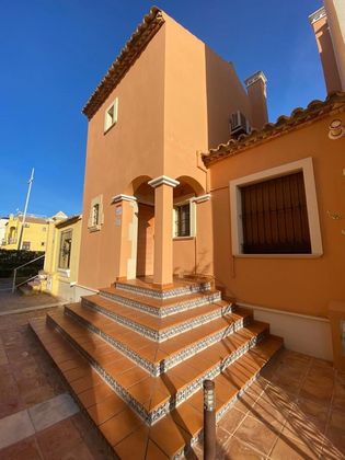 Foto 2 de Casa adossada en venda a calle Redován de 3 habitacions amb terrassa i piscina