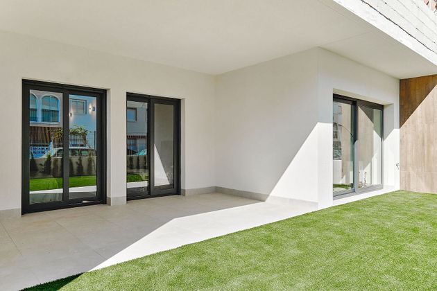 Foto 1 de Casa adossada en venda a calle Maestro Quino de 2 habitacions amb terrassa i piscina