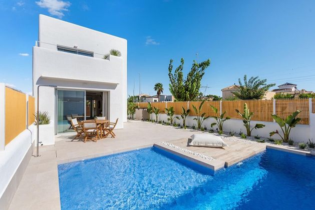 Foto 1 de Casa en venda a calle Lagunas de Ruidera de 3 habitacions amb terrassa i piscina