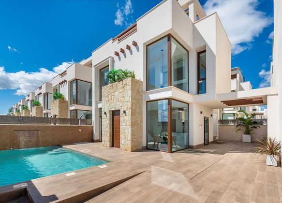 Foto 1 de Casa en venda a calle Taray de 3 habitacions amb terrassa i piscina