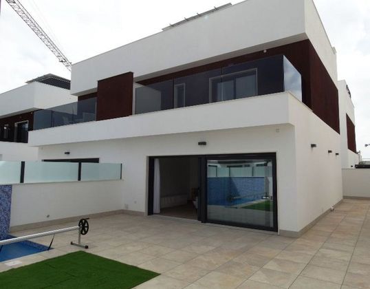 Foto 1 de Casa adossada en venda a calle Canal Tajosegura de 3 habitacions amb terrassa i piscina